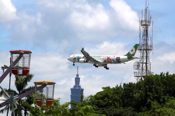 Anflug eines Airbus A330-300 im Hello-Kitty-Design auf Taipeh: Die Fluggesellschaft will nun mit ihren rosa Flugzeugen auch Europa anfliegen. Erstes Ziel ist Paris.