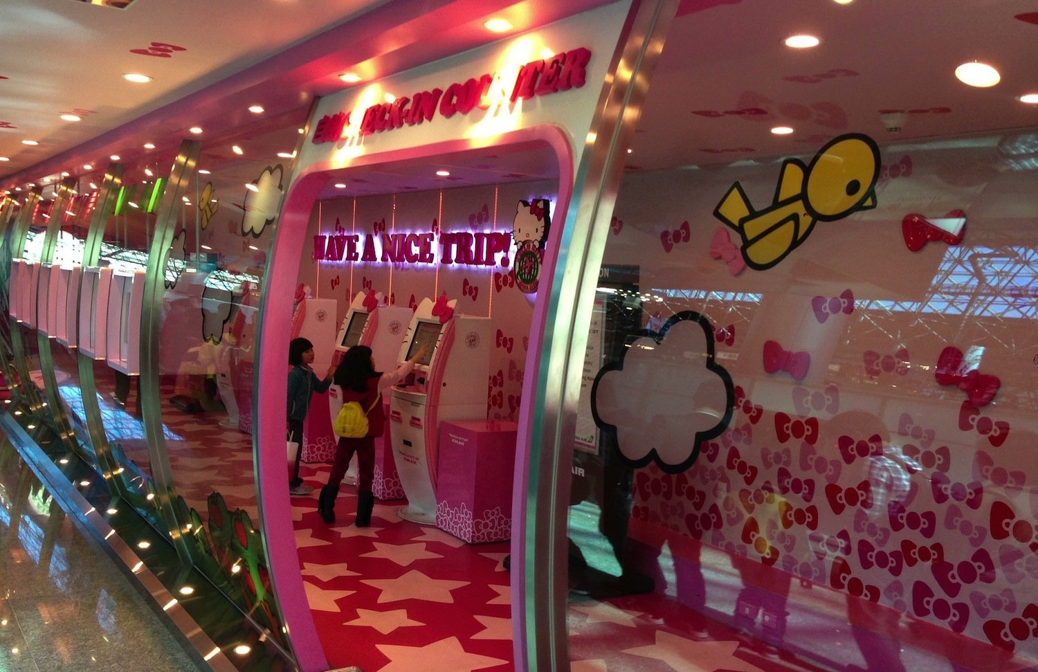 Muss man mögen: Check-in der Fluggesellschaft Eva Air im Hello-Kitty-Design.