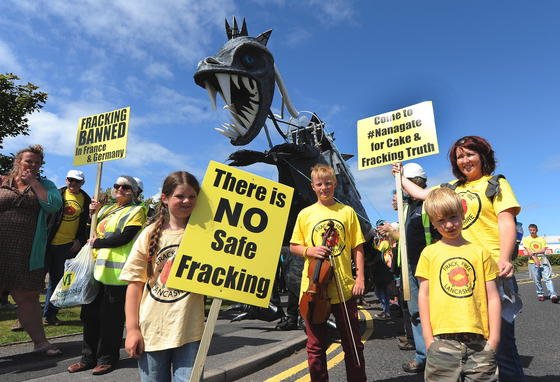 Fracking-Gegner protestieren: Eine neue Studie aus den USA stützt ihre Kritik. Danach gelangt Methan durch undichte Bohrlöcher ins Trinkwasser.