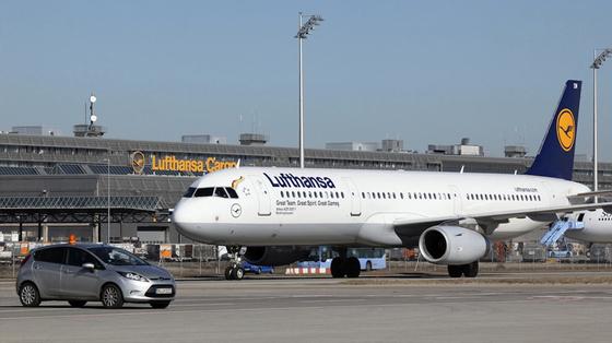 Der Airbus A321 fliegt für die Lufthansa regelmäßig die 434 Kilometer lange Strecke von Frankfurt nach Berlin-Tegel. Erstmals ist er mit dem Biotreibstoff Farnesan geflogen, der bei der Verbrennung nur soviel an klimaschädlichem Kohlendioxid freisetzt, wie die Pflanzen zuvor aus der Luft gebunden haben. Foto: Lufthansa