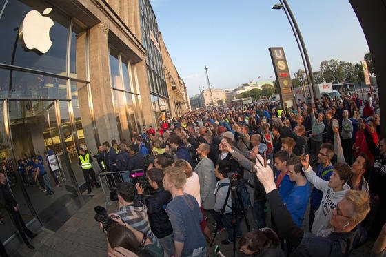 19. September 2014: Applefans stürmen den Applestore in Hamburg, um das neue iPhone 6 zu ergattern. Das Betriebssystem iOS 8 kommt mit vielen neuen Features. 