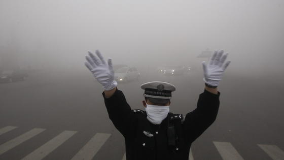 Smog so weit das Auge reicht: In chinesischen Großstädten gehört er zum Alltag. Um die Luftqualität zu verbessern, verbietet die Regierung ab 2015 in einigen Regionen die Verfeuerung schmutziger Steinkohle. In vielen ländlichen Regionen bleibt sie erlaubt. 