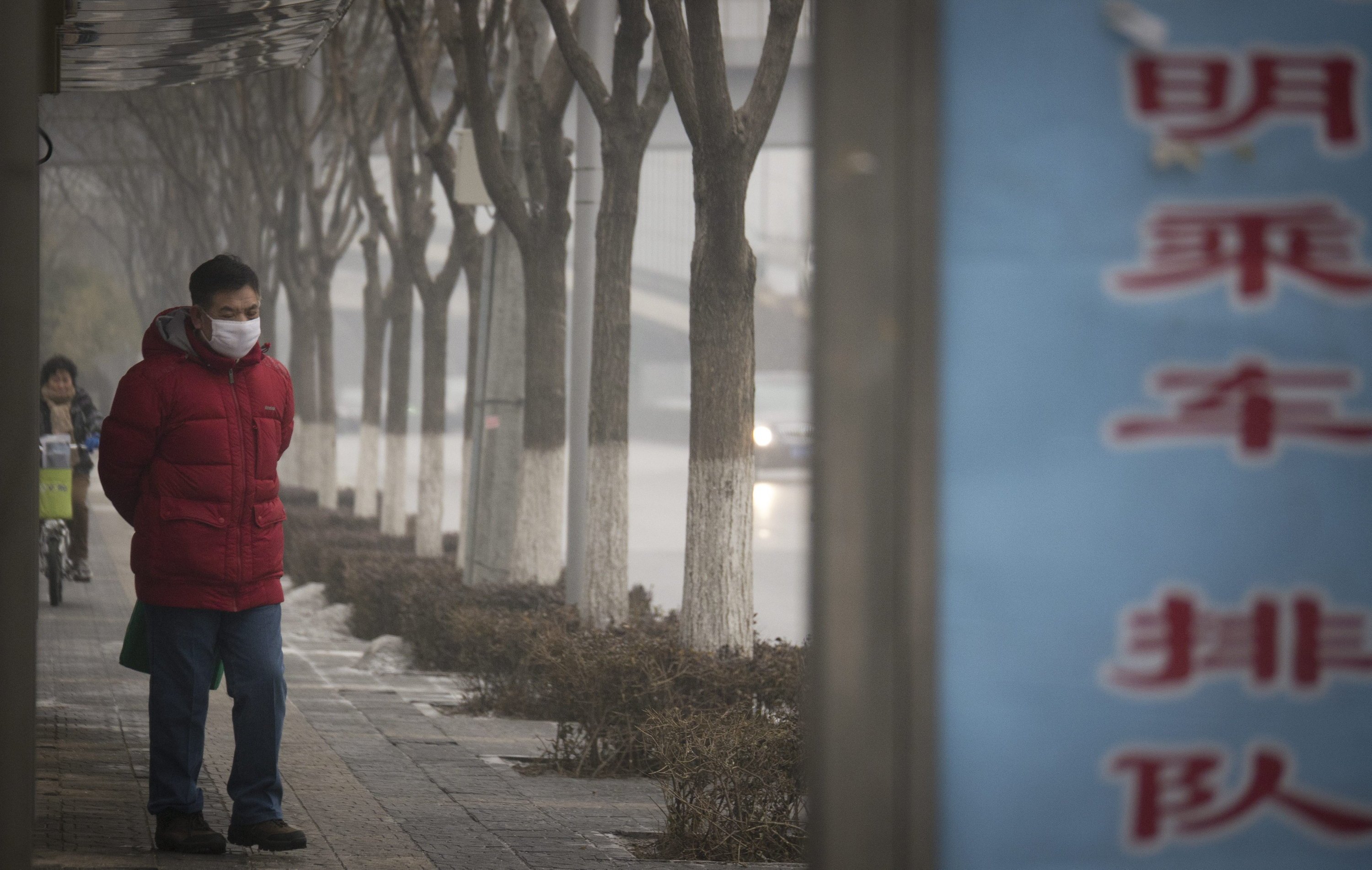 Auch in Peking ist der Smog ein Gesundheitsrisiko für die Bevölkerung. Viele Menschen gehen nur noch mit Atemschutzmaske auf die Straße. 