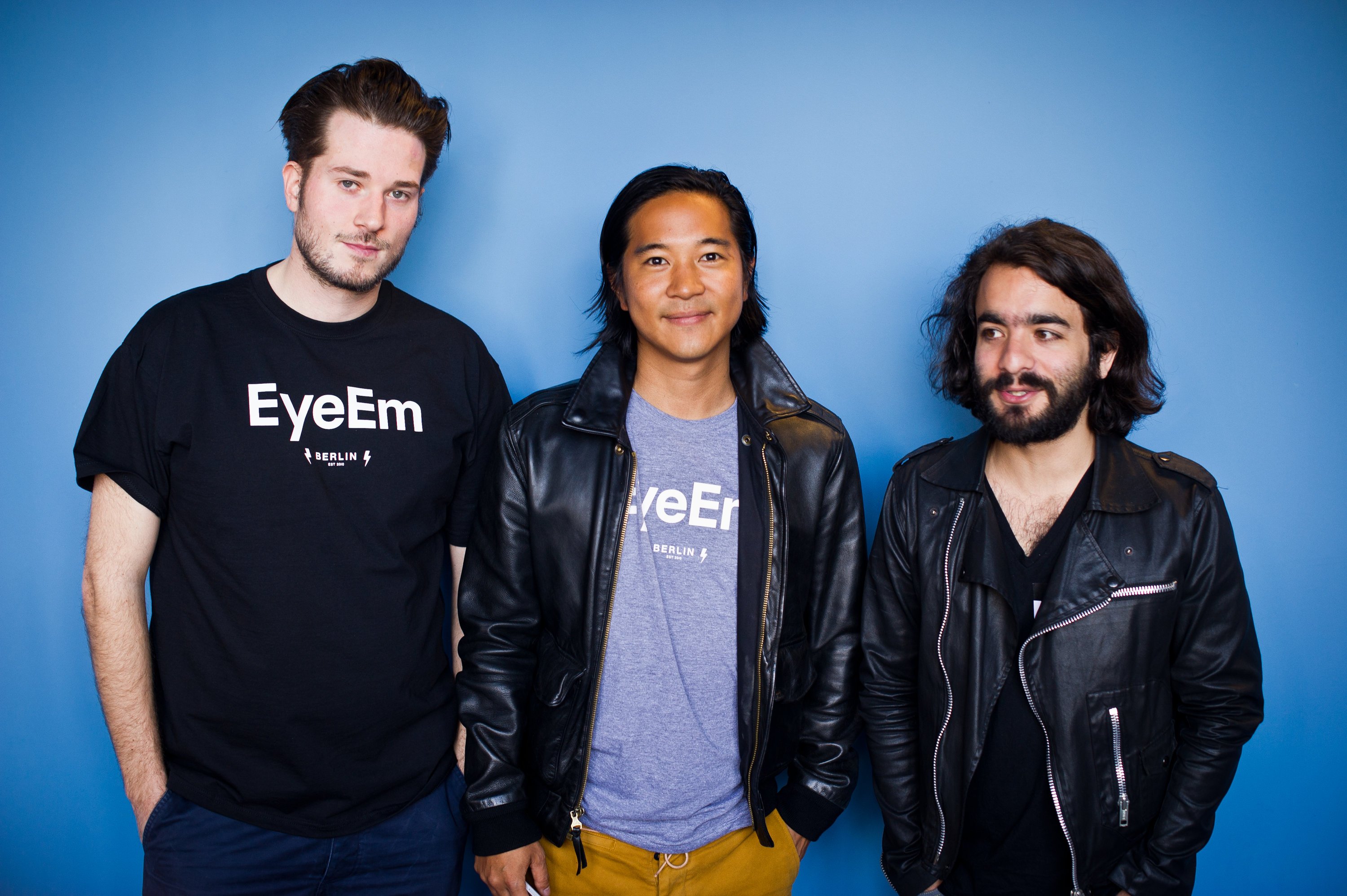 Die Mitgründer der Foto-Community EyeEm (v.l.n.r): Lorenz Aschoff, Gen Sadakane und Ramzi Rizk posieren 7. Mai 2014 im EyeEm Büro in Berlin Kreuzberg. 