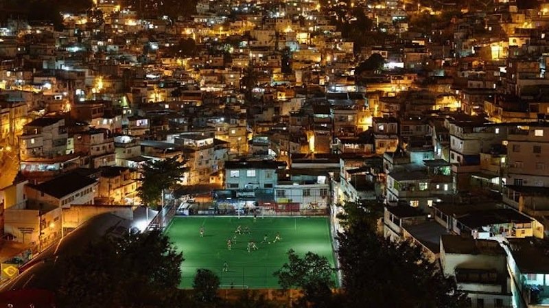 Größer könnte der Kontrast kaum sein: Mitten im brasilianische Favela-Komplex Morro da Mineira hat der Engländer Laurence Kemball-Cook seine Hightech-Erfindung untergebracht, die weltweit für Aufsehen sorgt. 