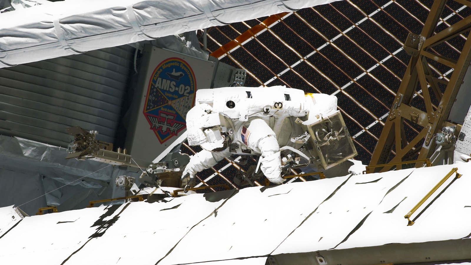 Nachdem der Teilchendetektor AMS von den beiden NASA-Astronauten Gregory Johnson und Greg Chamitoff mit dem ISS-Roboterarm aus der Ladebucht des Space Shuttle Endeavour gehoben und zu seinem Platz an der Gitterstruktur S§ gebracht wurde, installierten NASA-Astronauten die riesige Teilchenkamera. 