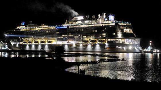 Der Kreuzfahrtschiff-Neubau der Meyer-Werft Quantum of the Seas passiert am 22. September 2014 eine besonders enge Stelle gleich hinter der Ortschaft Weener (Niedersachsen). Das mit einer Länge von 348 und einer Breite von 41 Metern weltweit drittgrößte Passagierschiff wird zur Zeit von Schleppern zentimeterweise und rückwärts vom emsländischen Papenburg auf der schmalen Ems in die Nordsee überführt.