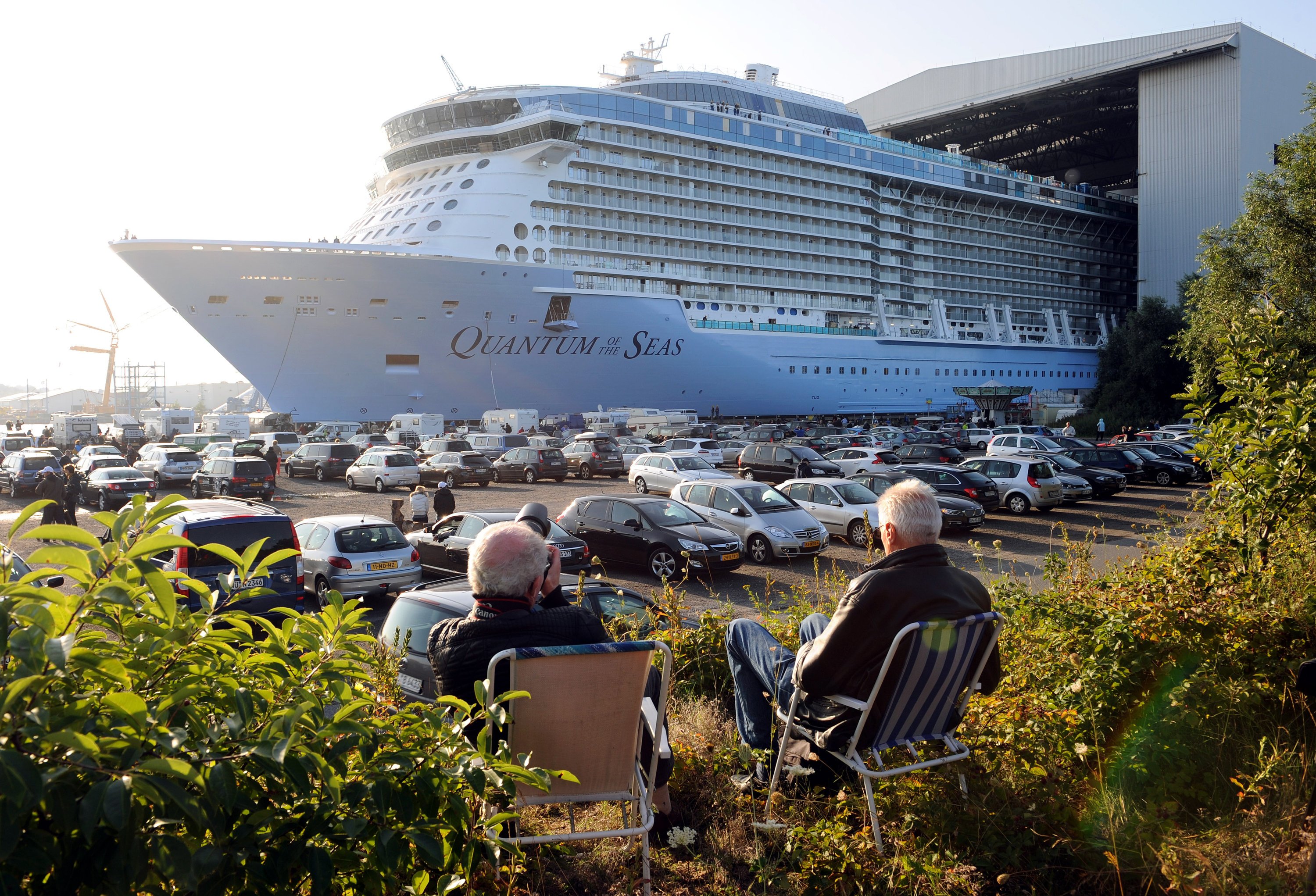 Der neueste und bisher größte Kreuzfahrtschiff-Neubau Quantum of the Seas der Meyer-Werft in Papenburg (Niedersachsen) verlässt am 13. September 2014 das Baudock.