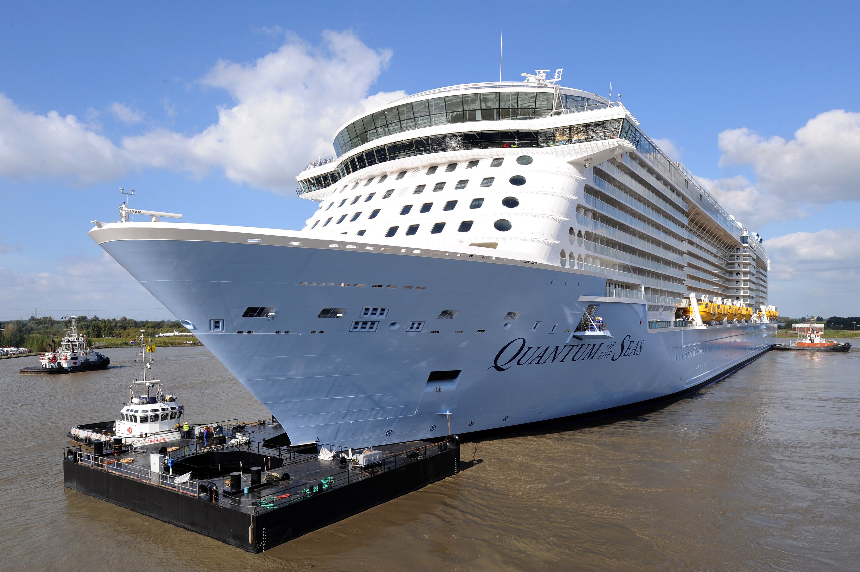 Quantum of the Seas passiert am 22. September 2014 die Dockschleuse der Meyer-Werft im emsländischen Papenburg (Niedersachsen). Zuvor wurde für die Emspassage ein Steuerponton am Bug des Riesen montiert. Bei der Schleuse handelt es sich um die engste Stelle der schwierigen Passage über die Ems in die Nordsee. 