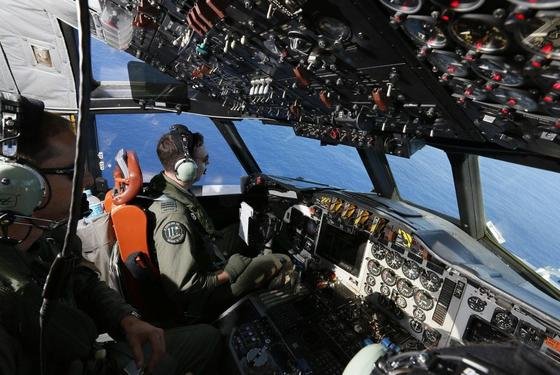 Militärflugzeug der australischen Luftwaffe über dem Indischen Ozean auf der Suche nach Trümmerteilen der vermissten Boeing 777 der Malysia Airways.