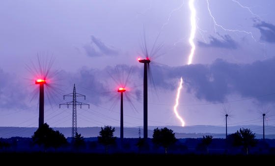 Rotoren großer Windräder sind bis zu 90 Meter lang und reagieren entsprechend empfindlich auf sich schnell wechselnde Luftströmungen. Die Idee der Ingenieure: Die Kanten passen sich blitzschnell dem Wind an. 