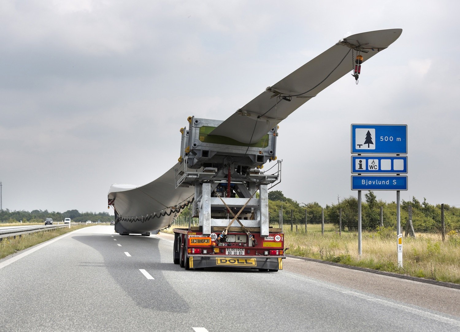 Rotoren großer Windräder sind bis zu 90 Meter lang. Bei einer Umdrehung überstreichen sie die Fläche mehrere Fußballfelder, die Spitzen erreichen dabei Formel-1-Tempo. Entsprechend anfällig sie die Giganten für Strömungen, die sich schnell ändern. 