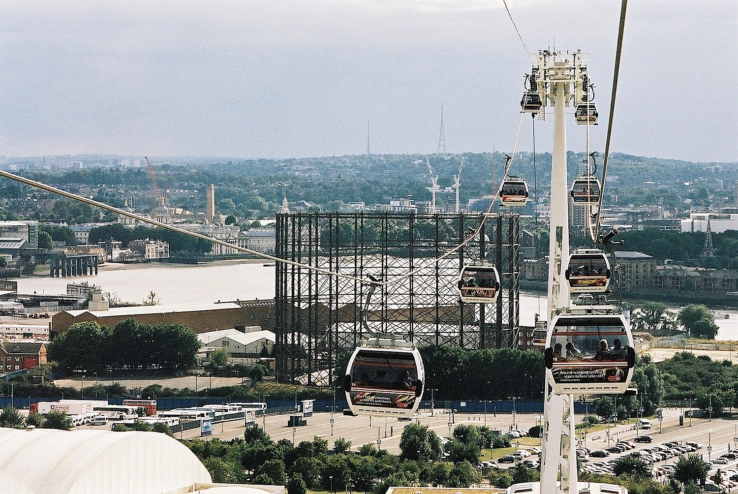 In London ging 2012 die Emirates Air Line in Betrieb, eine Seilbahn, die die Stadtteile Greenwich und Docklands verbindet und dabei die Themse überquert. 