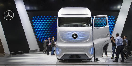 Daimler hat auf der Messe IAA Nutzfahrzeuge in Hannover den Future Truck 2025 von Mercedes-Benz präsentiert. Statt klassischer Scheinwerfer sind blaue LEDs unter der karbonverstärkten Außenhaut verbaut, die bei ausgeschaltetem Motor unsichtbar sind. 