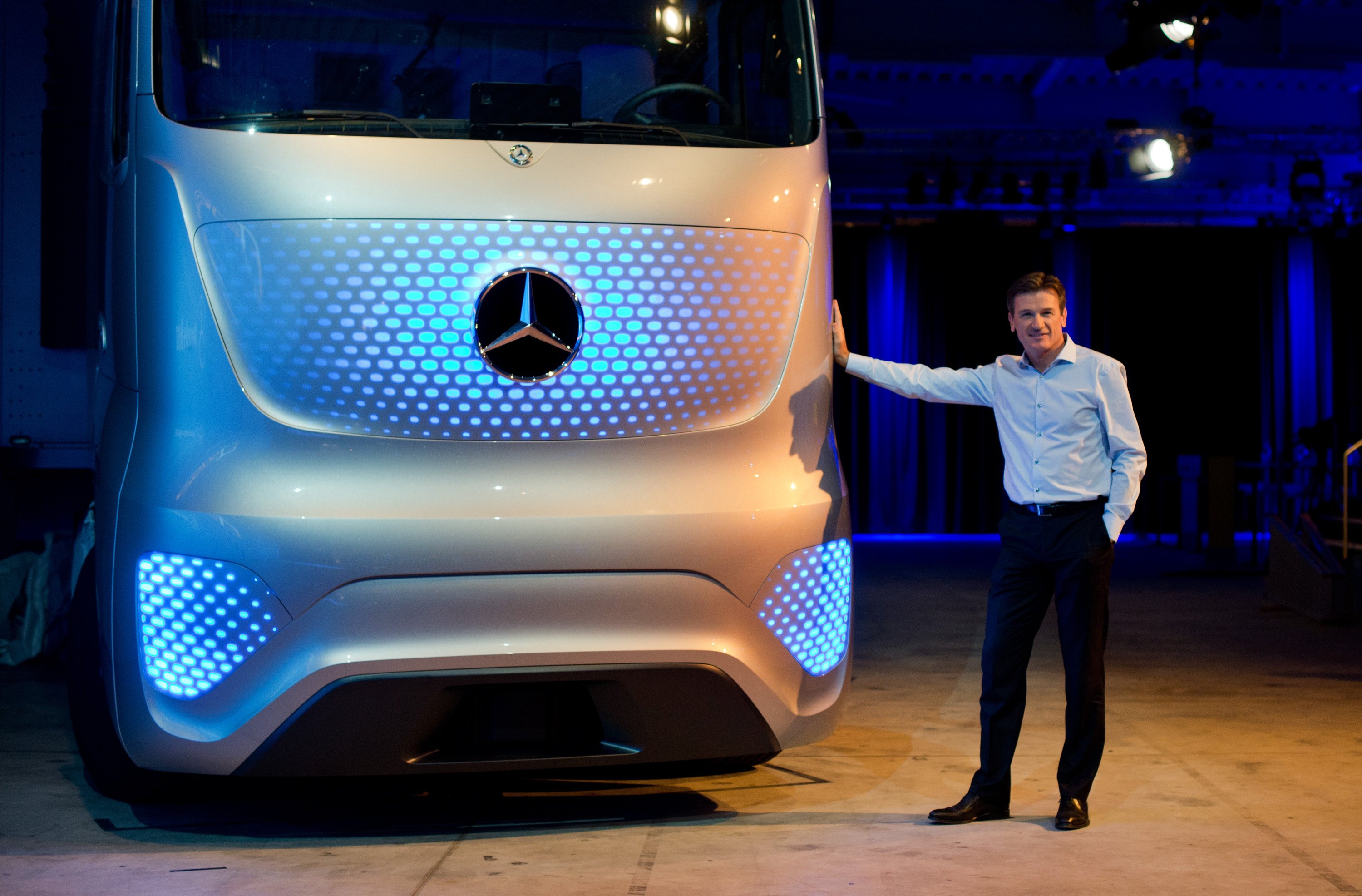 Wolfgang Bernhard, Vorstandsmitglied der Daimler AG für den Geschäftsbereich Trucks and Busses, steht vor dem Future Truck 2025. Mercedes zeigt erstmals das Design des nach eigenen Angaben ersten autonom fahrenden Lkw der Welt. 
