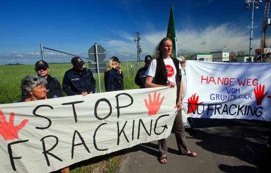 Demonstration gegen Fracking in Saal in Mecklenburg-Vorpommern: Der Regierungsgutachter Uwe Dannwolf hält Fracking nicht für gefährlicher als die normal Öl- und Gasförderung in Deutschland. Die Technologie sei beherrschbar.