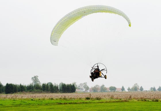 Drei Räder, zwei Sitze, ein Propeller und dazu noch ein Gleitschirm: Die Firma Fresh Breeze entwickelt ein Flugauto mit Straßenzulassung. Einen Probeflug absolvierte Entwickler Michael Werner am 30. September 2014. 