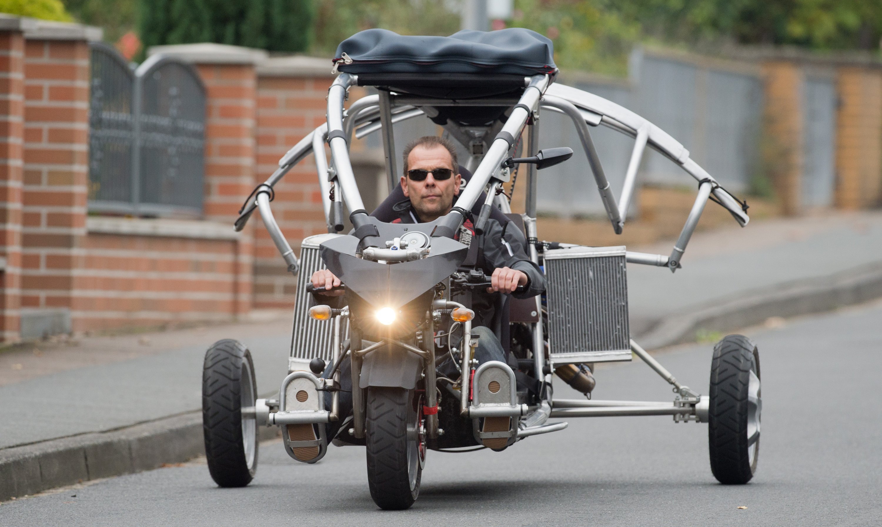 Michael Werner von der Firma Fresh Breeze fährt mit dem Prototypen seines Flugautos über eine Straße bei Bissendorf in der Region Hannover. Zu seinen Zielmärkten zählen Südafrika und die Vereinigten Arabischen Emirate.   