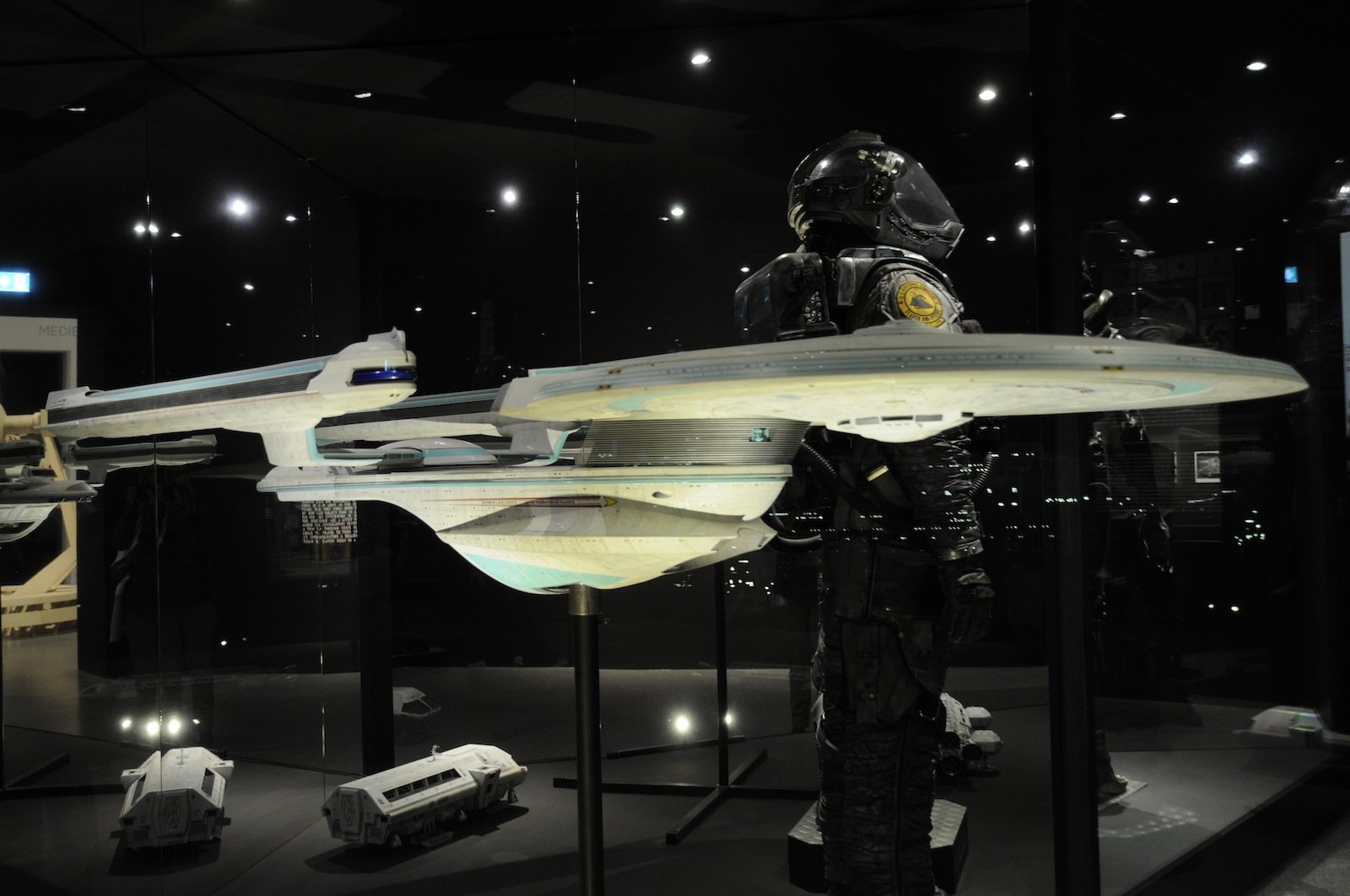 Ein Modell der USS Enterprise aus dem Film „Star Trek, Treffen der Generationen“ von David Carson im Jahr 1994.