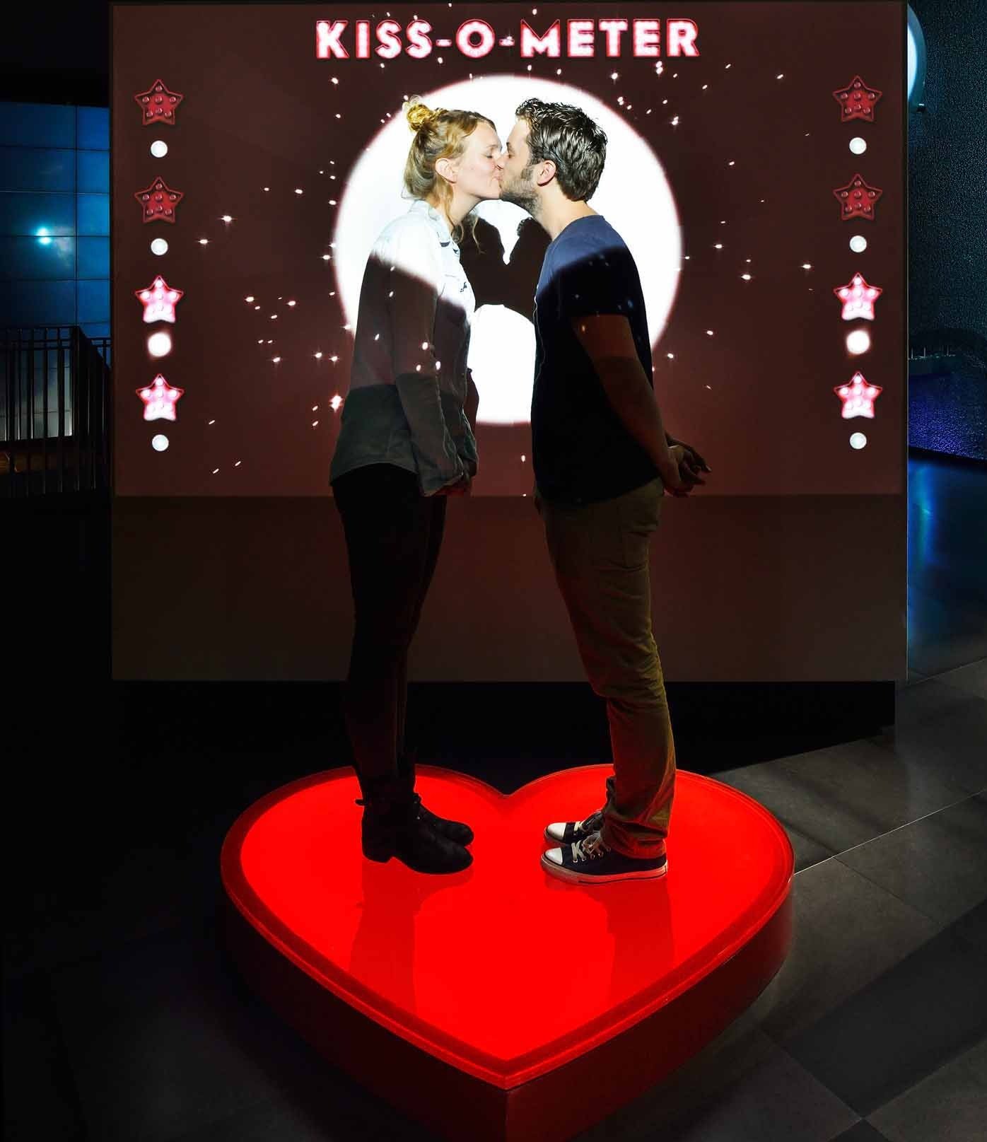 Das Kiss-o-Meter im Amsterdamer Mikroben-Museum Micropia ist ein Higlight der Ausstellung. Pärchen treten in das Herz auf dem Boden, um sich zu küssen. Auf dem Bildschirm beginnen dann die Zahlen zu rattern, um das Ergebnis zu verkünden: 