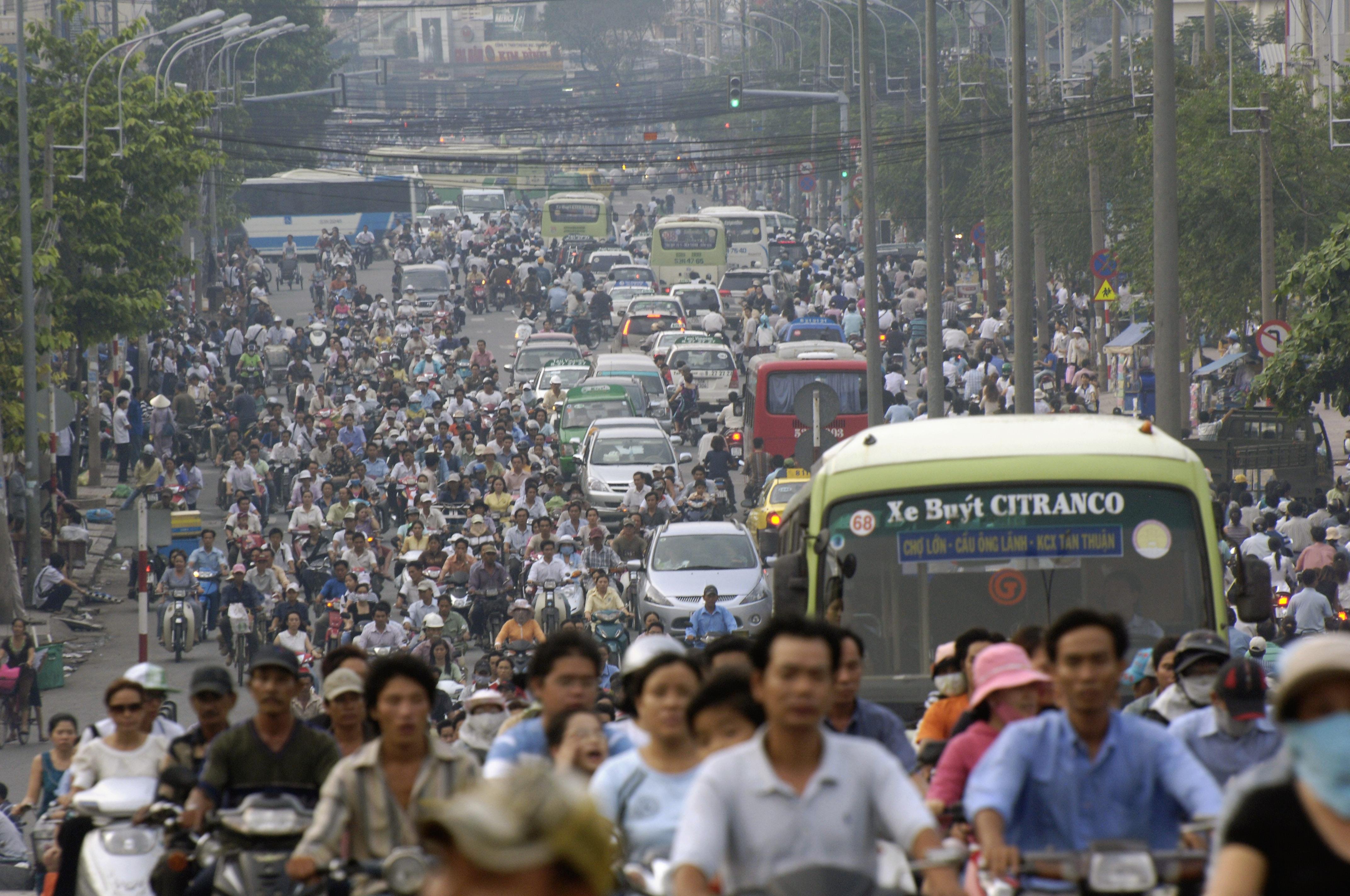 Blick auf den dichten Feierabendverkehr in Ho Chi Minh Stadt, die größte Stadt Vietnams. Mopeds führen hier zu erheblicher Feinstaubbelastung. Doch es geht auch anders: In der chinesischen Stadt Guangzhou sanken die Konzentrationen aromatischer Kohlenwasserstoffe in der Luft nach dem Verbot von Zwei-Takt-Mopeds im Jahr 2005 um mehr als 80 Prozent.