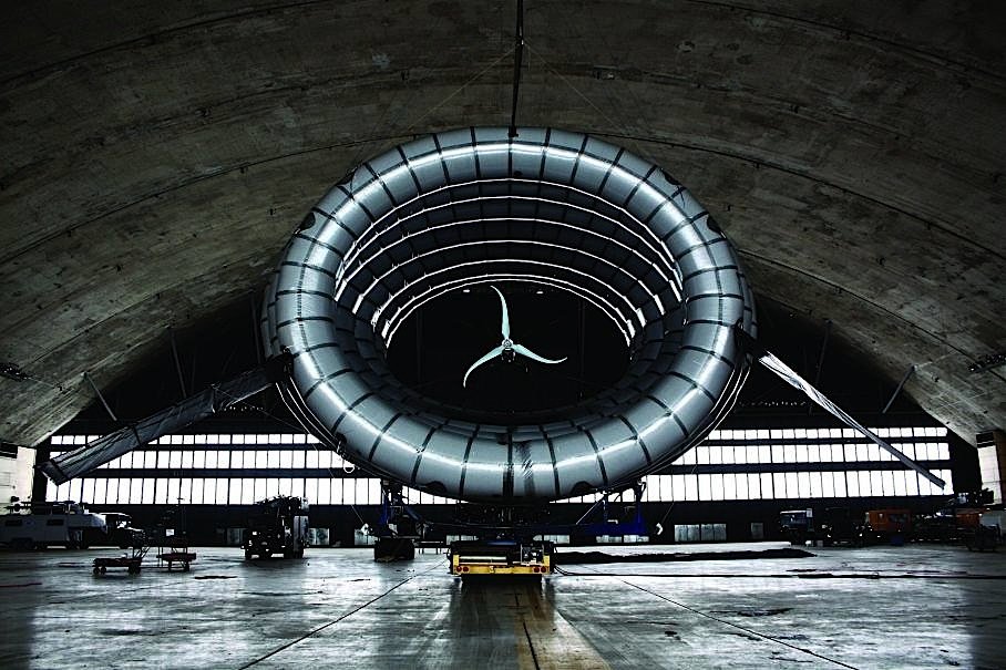 Geparkt im Hangar wirkt die flugfähige Windturbine ganz schön mächtig.