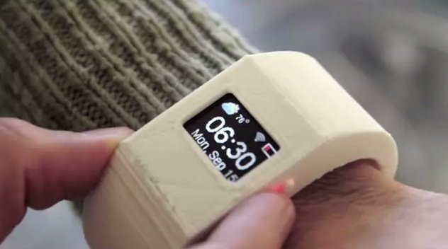 Der TinyScreen kann auch als Smartwatch getragen werden. 