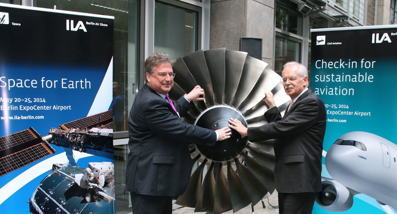 Bringen mächtig Schubkraft für die ILA 2014: Stefan Grave, ILA-Direktor der Messe Berlin GmbH (li.), und Dietmar Schrick, Hauptgeschäftsführer des Bundesverbandes der Deutschen Luft- und Raumfahrtindustrie (BDLI).