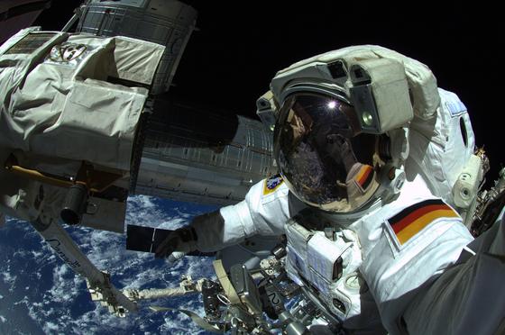 Schwerelos im All: Der deutsche Astronaut Alexander Gerst bei seinem ersten Weltraumspaziergang. 