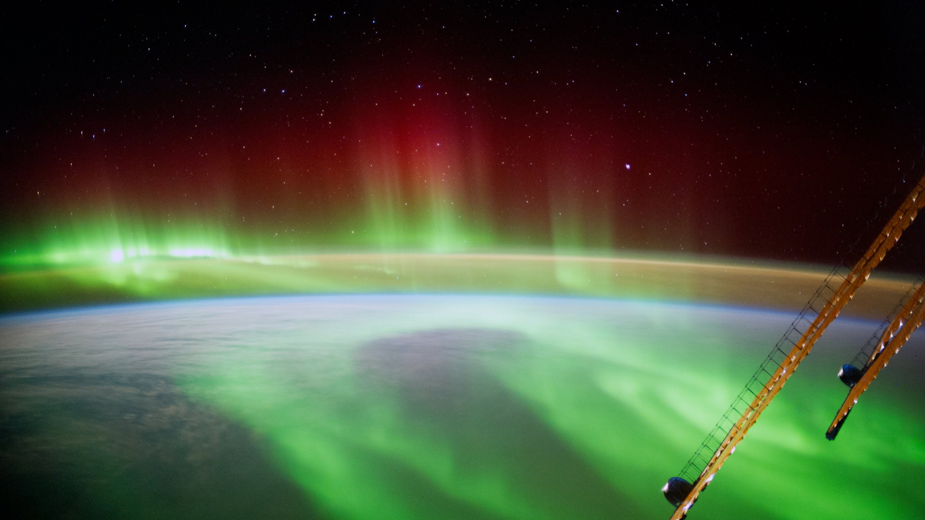 Mit der Kamera Mitte September festgehalten: Ein Blick des Astronauten Alexander Gerst auf die Erde. 