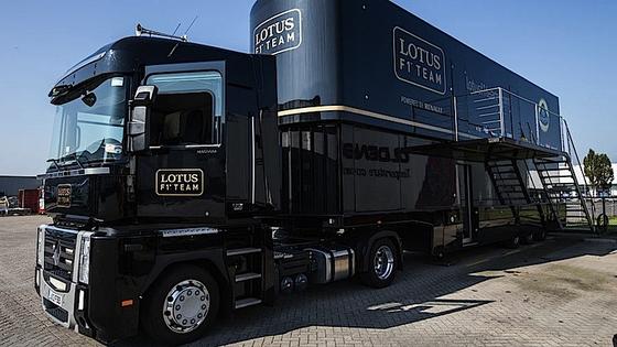 In diesem luftgefederten Dreiachser haben Ingenieure jahrelang das F1-Team von Lotus begleitet. Jetzt steht der Race Trailer für 190.000 Euro zum Verkauf. 