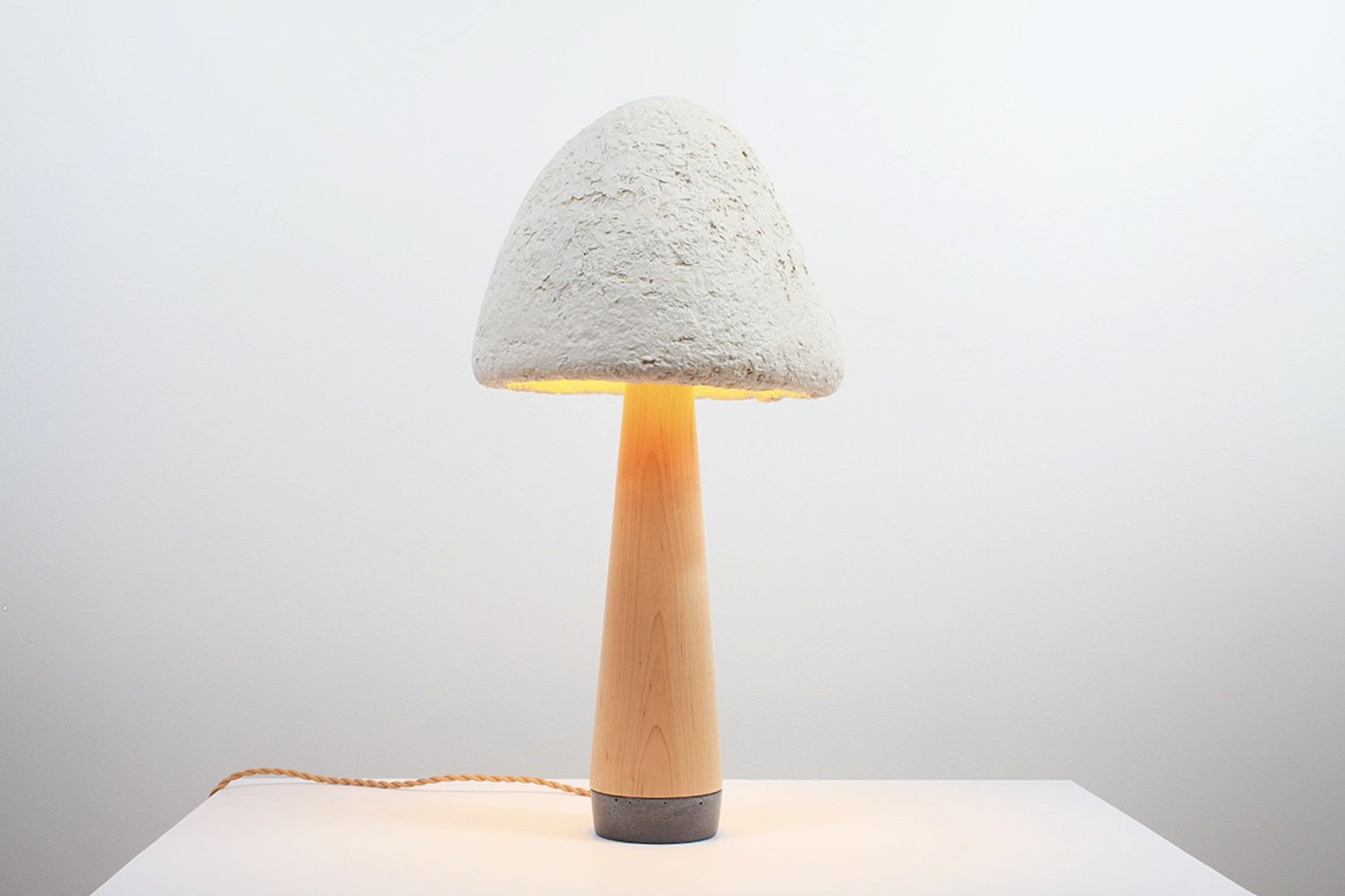 Lampe aus Pilz in Pilzform: Auch dieses Exemplar gehört zum Portfolio der Künstlerin. 