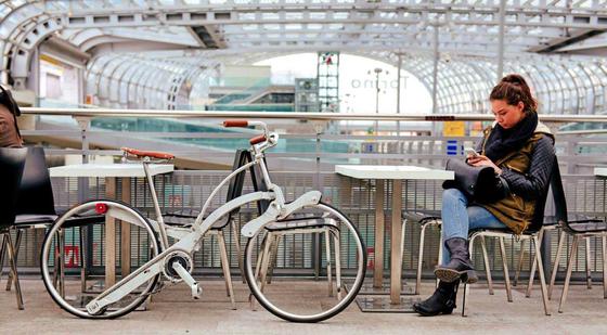 Uups, da fehlt doch was: Das SadaBike kommt bei den Vorder- und Hinterräder ohne Nabe und Speichen daher. Das gibt ihm eine luftige, fragile Erscheinung.