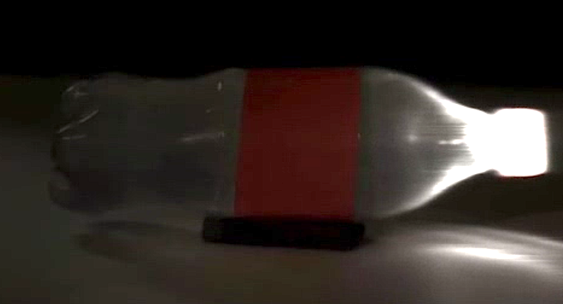 Die Kamera des MIT ist schnell genug, um zu filmen, wie sich Licht in einer angestrahlten Colaflasche ausbreitet. 