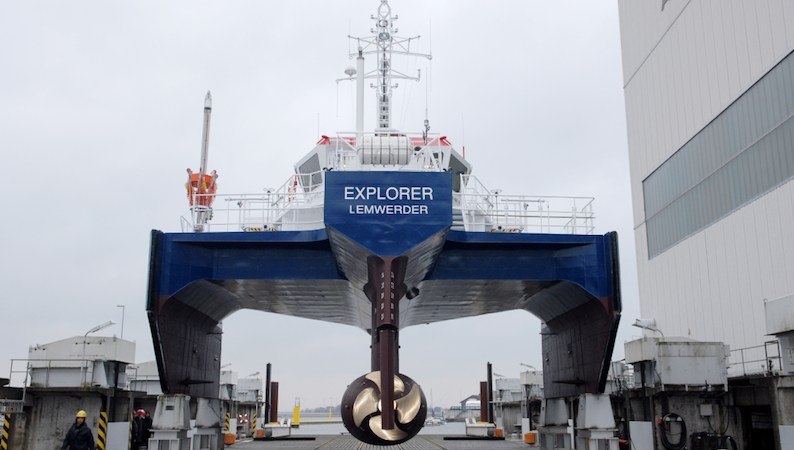 Mittig unter der Explorer ist liegt ein torpedoförmiger Auftriebskörper. Aus dieser Röhre heraus wird das Boot mit einer Schraube angetrieben. Im Rumpf ist ein kompakter EcoProp-Hybrid eingebaut. 