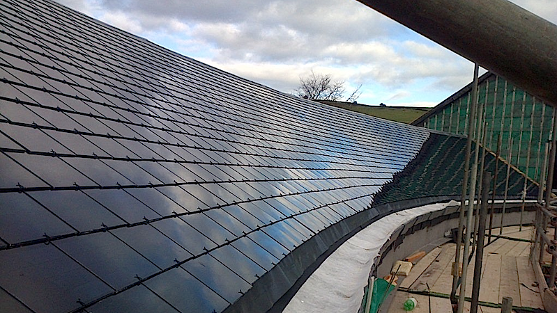 Installation der Solarpanele: Die Platten lassen sich mit einem Umformer verbinden, der den Gleichstrom in Wechselstrom umwandelt.