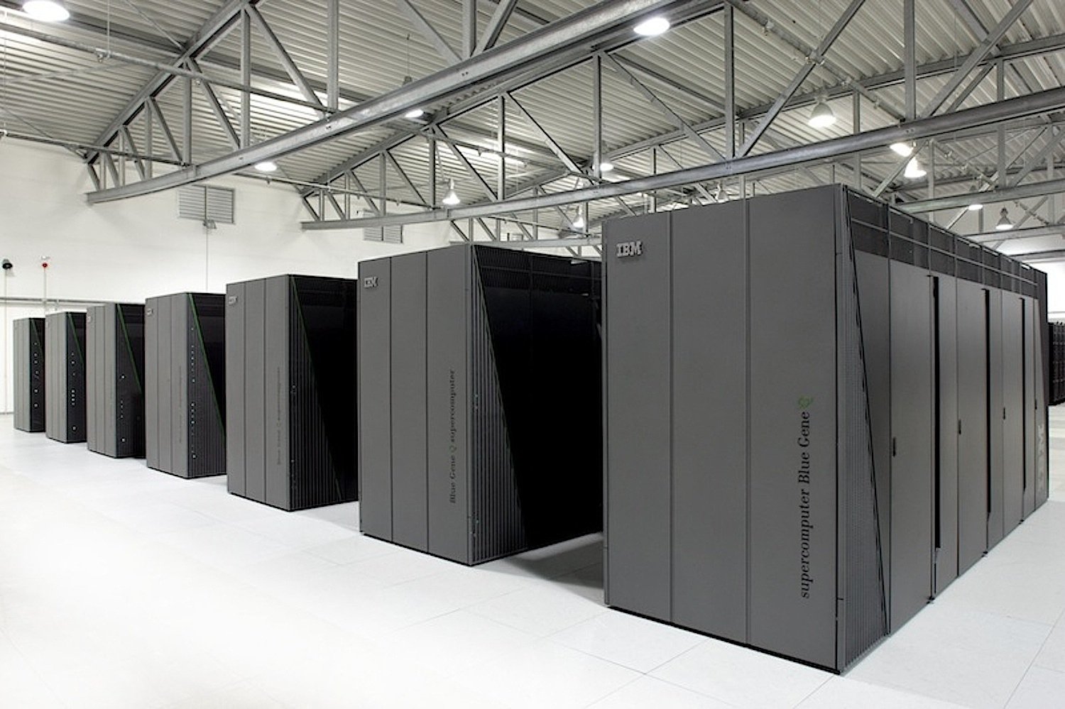 In Jülich steht bereits der leistungsfähigste Computer Deutschlands, der Juqeen. Seine Rechenleistung beträgt 5,9 Petaflops, das entspricht fast sechs Billiarden Rechenoperationen pro Sekunde. 