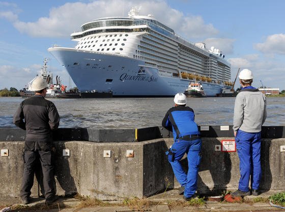 Im Trockendock Elbe 17 müssen Werftarbeiter letzte Einstellungsarbeiten an den Bugstrahlern durchführen. Diese drücken das Schiff beim Ablegen mit Wasserkraft vom Kai weg. 