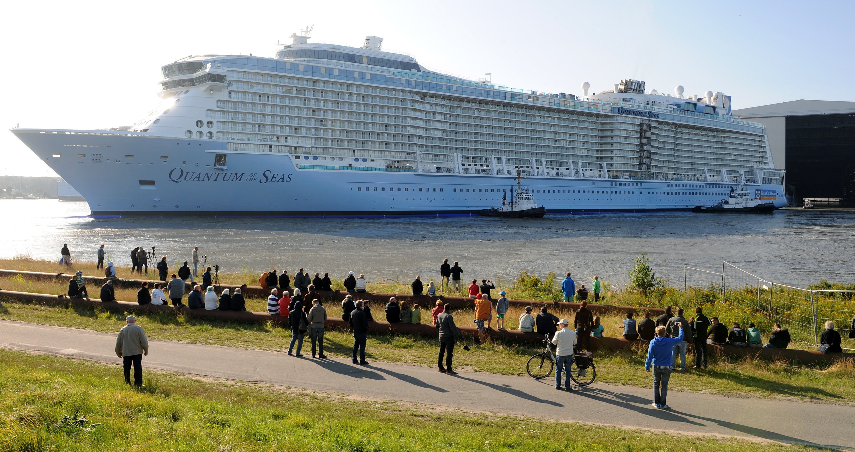 Das bisher größte Kreuzfahrtschiff Quantum of the Seas der Meyer Werft in Papenburg (Niedersachsen) verließ am 13. August 2014 das Baudock. Bei der Quantum handelt es sich mit 168.000 Bruttoregistertonnen bei einer Länge von 348 Metern um das derzeit drittgrößte Kreuzfahrtschiff der Welt. 