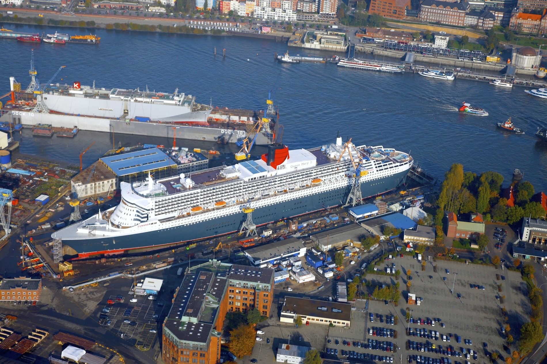 Die Queen Mary im Dock 17 der Hamburger Werft Blohm + Voss: Am Sonntag wird auch die Quantum of the Sees in dem Dock anlegen. In der Werft werden noch einige Mängel beseitigt, die auf der Probefahrt in der Nordsee festgestellt wurden. Anschließend fährt das größte je in Deutschland gebaute Kreuzfahrtschiff zur Taufe nach New York.