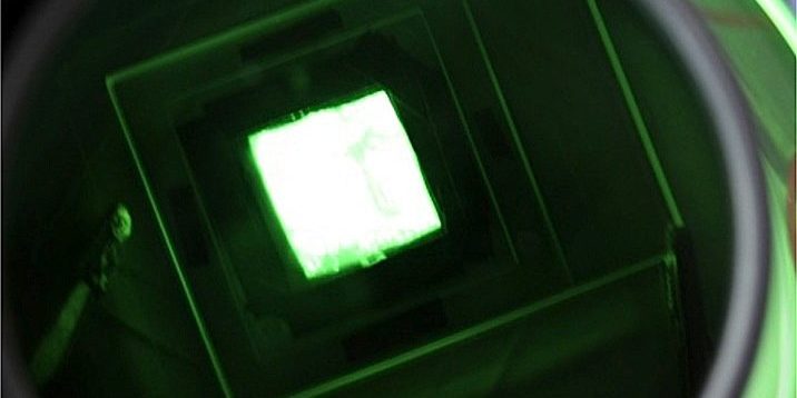 Sparsames Leuchtmittel: Die Nanoröhrchen-Lampe (15x15mm2) aus Japan verbraucht kaum Strom und leuchtet hell.