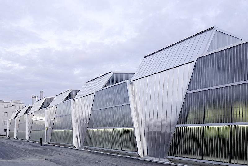 Zu den Gewinnern des Schweizer Stahlbaupreises 2014 zählt auch das 200 Meter lange Straßenbahndepot des Architekturbüros Penzel Valier aus Zürich. 