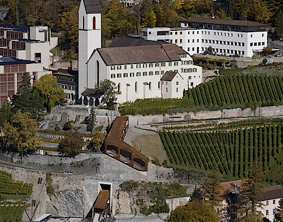 Fußgängerverbindung zwischen den beiden Standorten der Kantonsschule in der Schweizer Stadt Chur. Die Jury war beeindruckt von der klaren architektonischen Ausformulierung der filigranen Stahlkonstruktion. 