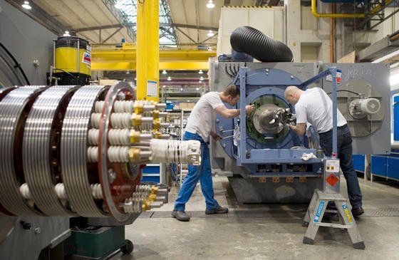 Mitarbeiter der VEM Sachsenwerk arbeiten an der Montage eines sechs Megawatt Windkraftgenerators im Werk in Dresden: Die Maschinenbauer erwarten im nächsten Jahr ein Wachstum von einem Prozent.