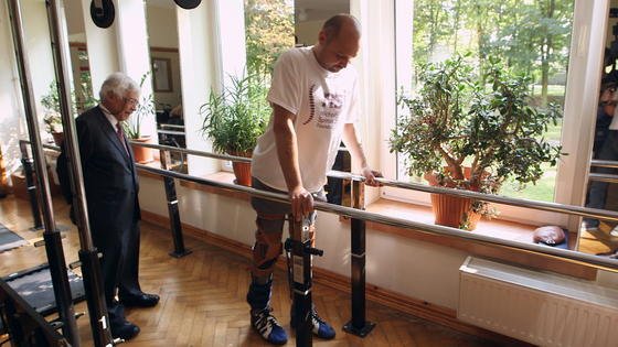 Die Nervenzellen aus der Nase von Darek Fidyka haben in der verletzten Wirbelsäule dem zerstörten Nervengewebe eine Art Brücke gebaut. Jetzt läuft der 38-Jährige und fährt sogar Auto. 