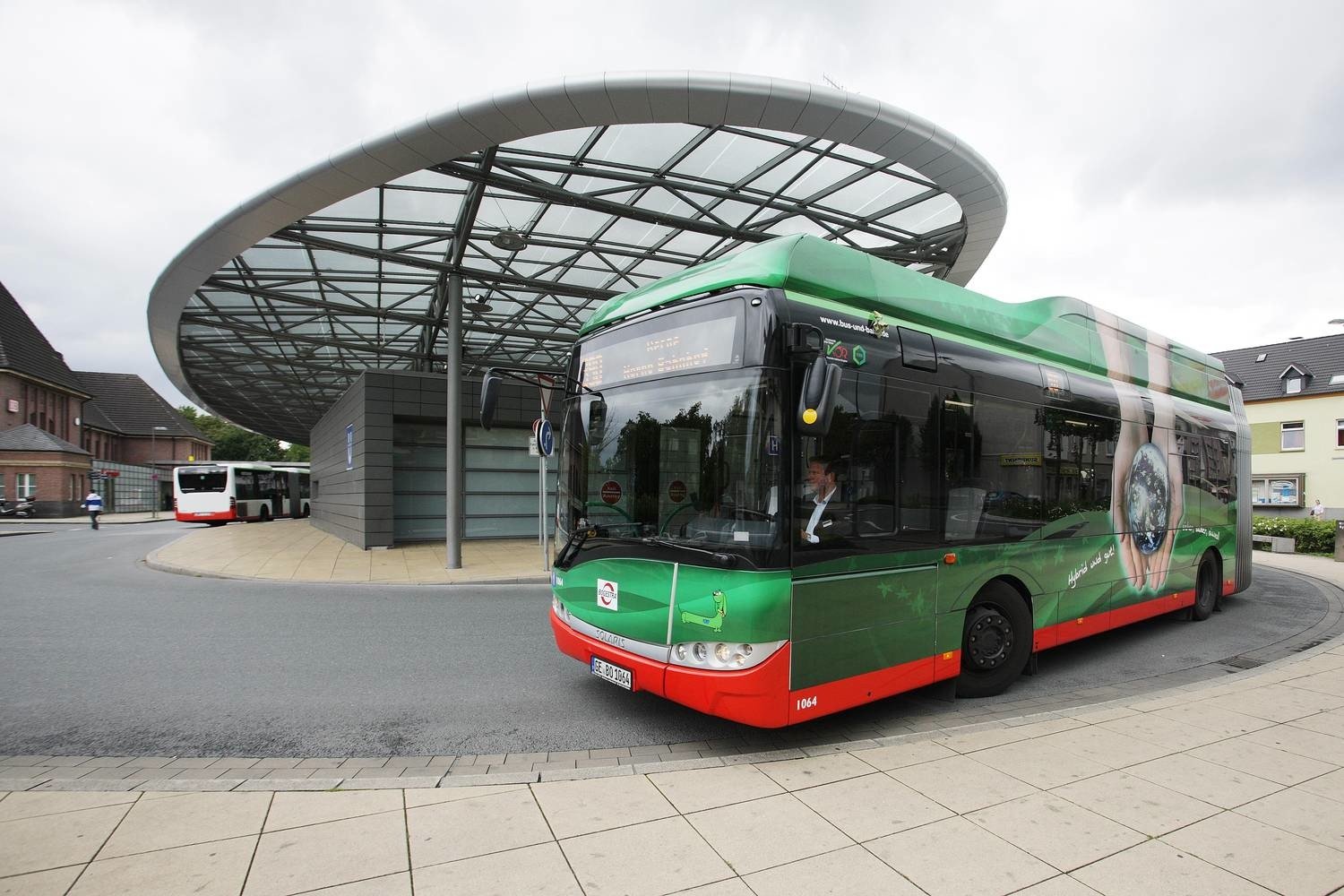 Sobald der Busfahrer zu schnell anfährt oder abbremst, schlägt das Kontrollsystem Ribas mit Warnleuchten und Signaltönen Alarm. Es speichert den Fahrstil des Fahrers, sodass er bei vorbildlicher Fahrweise eine Prämie erhält. 