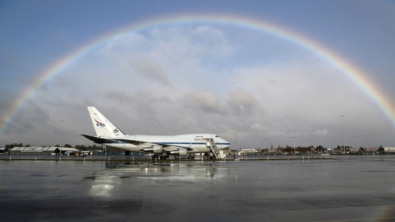 Die fliegende Sternwarte SOFIA von NASA und DLR führt astronomische Beobachtungen im Infrarot- und Submillimeter-Wellenlängenbereich weitgehend oberhalb der störenden irdischen Lufthülle durch. Mit ihrem 2,7 Meter-Teleskop ist SOFIA das weltweit größte fliegende Observatorium. 