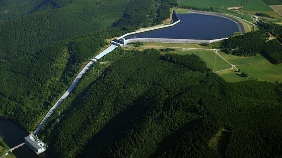 Das Pumpspeicherwerk Hohenwarte II südlich der Talsperre Eichicht bei Saalfeld ist bei der Stromerzeugung auf ein Gefälle angewiesen. Die Variante des Bochumer Ingenieurs Gernot Kloss kommt ohne Gefälle aus und wäre somit deutlich flexibler. 