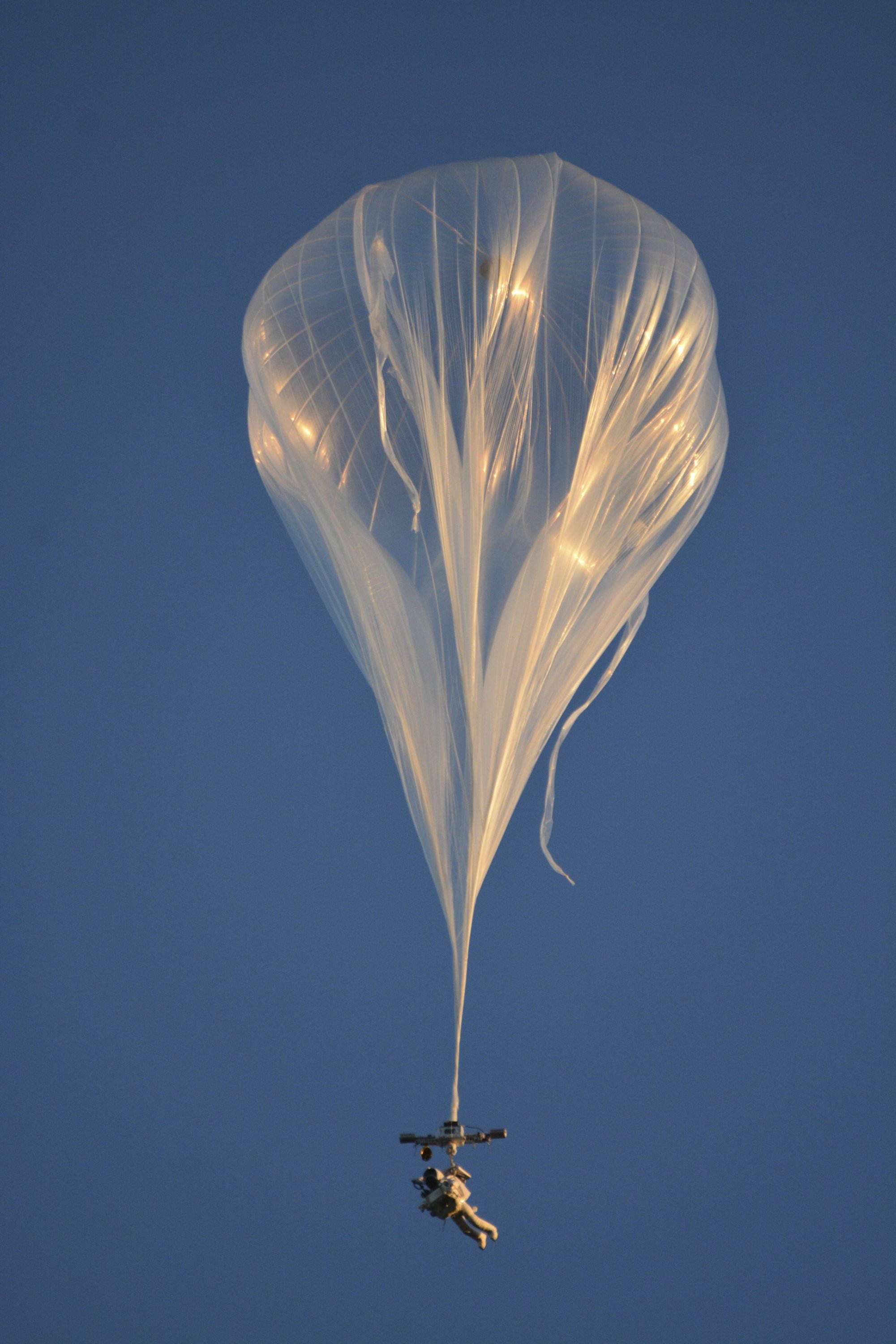 Ganz ohne Medienrummel startete Alan Eustace am 24. Oktober 2014 in Roswell, New Mexico. Zuvor atmete der 57-Jährige vier Stunden lang reinen Sauerstoff, um den Stickstoff aus seinem Blut zu filtern. Mit diesem Helium-Ballon schwebte er bis in 41 Kilometer Höhe.