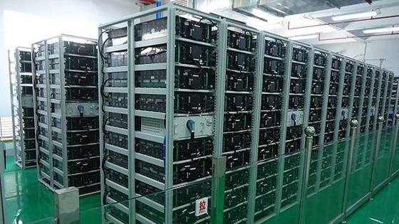 Der größte Batteriespeicher der Welt ist in Hongkong ans Netz gegangen. Der Speicher des Herstellers BYD besteht aus 60.000 Zellen und soll Lastspitzen ausgleichen.